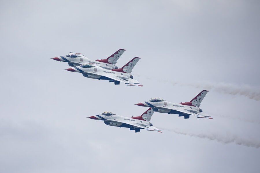 Air Force Thunderbirds 4 Fly By Bank Left