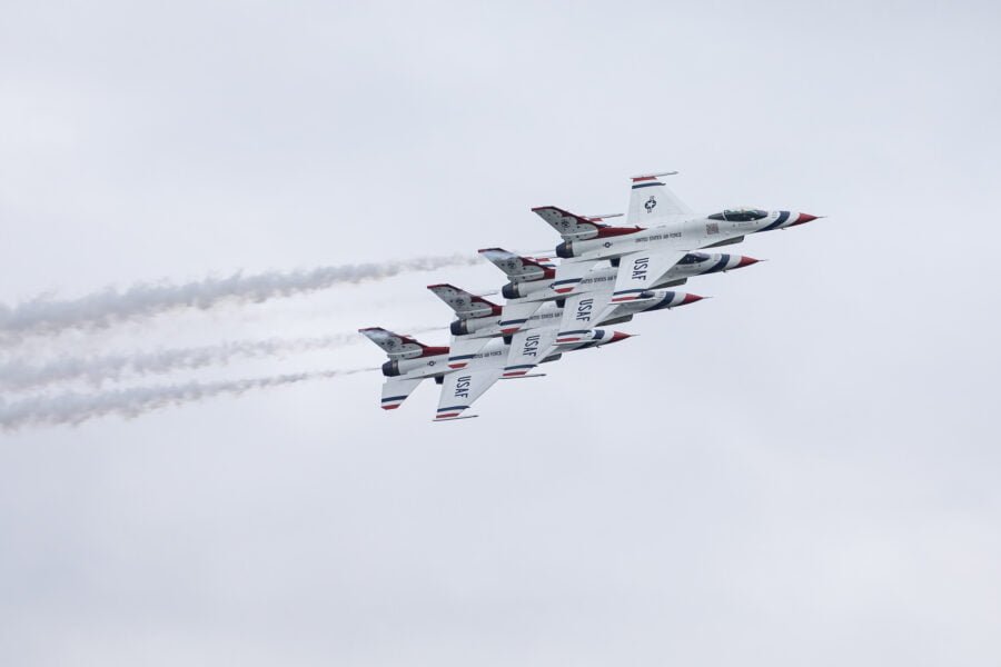 Air Force Thunderbirds 4 Fly By Bank Right