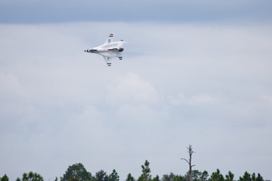 Air Force Thunderbirds Solo Hard Bank With Vapor Trail