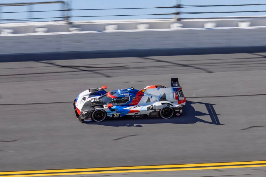 25 M Team Rll Bmw On Turn 1 Banking At Daytona International Spe