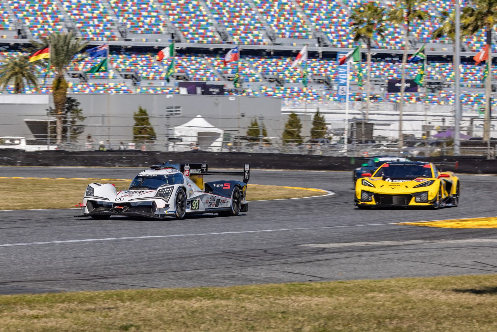 93 Meyer Shank Acura Leading Group Through International Horseshoe At Daytona International Speedway 2025