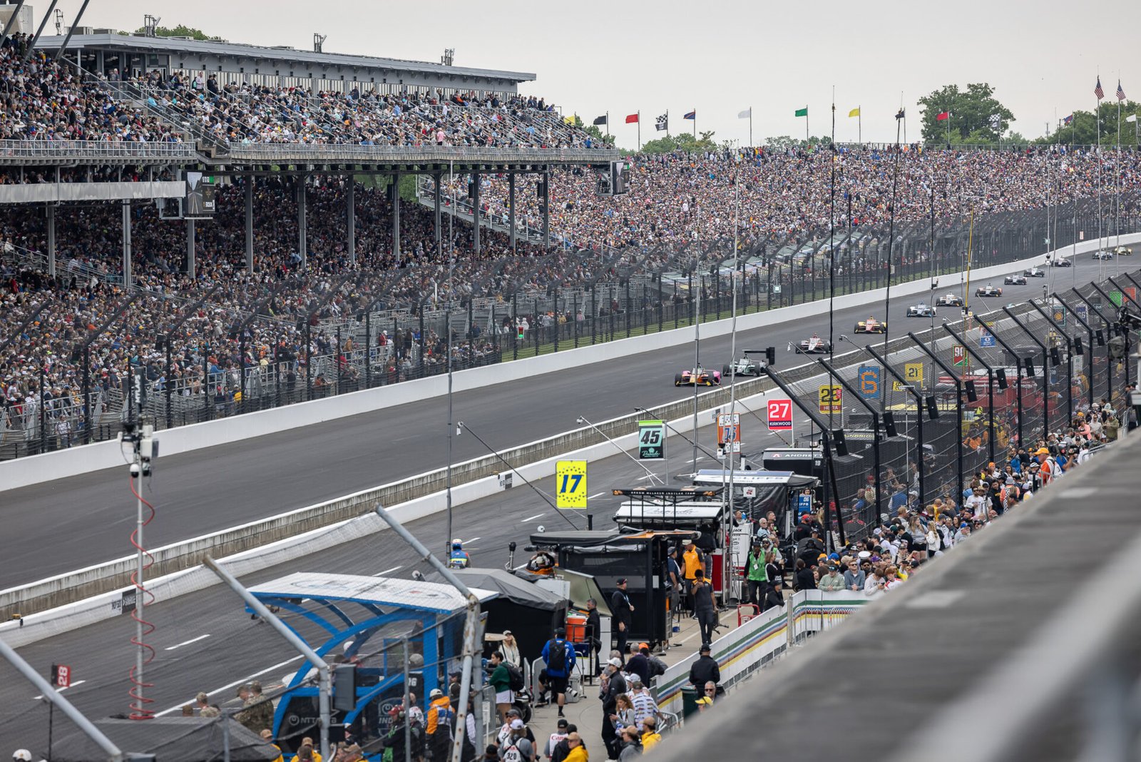 Leaders Among Large Group Of Cars On Main Straight Late In 2025 Indy 500