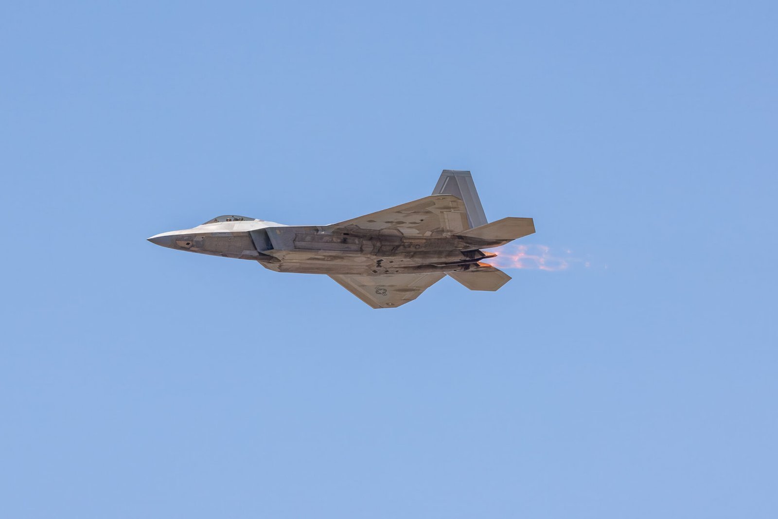 Air Force F 22 Raptor Roars By To Left