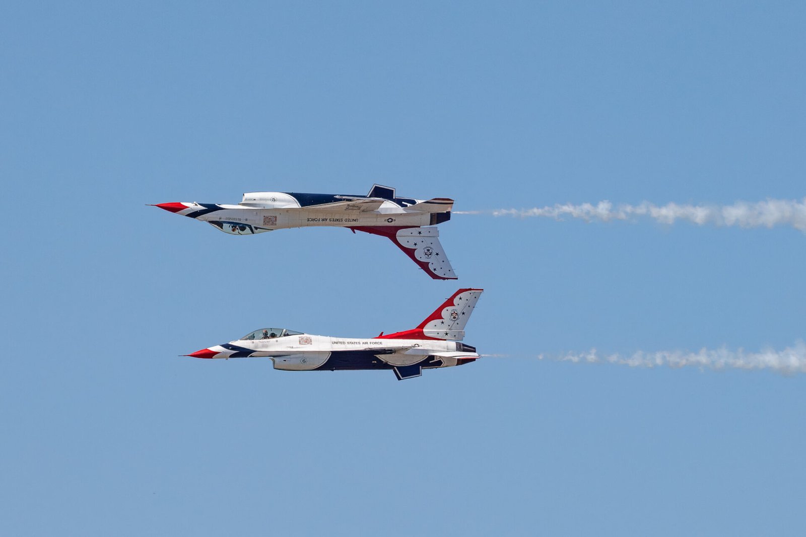 Air Force Thunderbirds Inverted Pass To Left